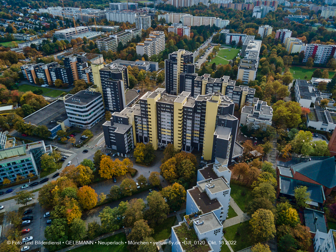 13.10.2022 - Das Marx-Zentrum und Wohnanlage Karl-Marx-Ring 52-62 in Neuperlach